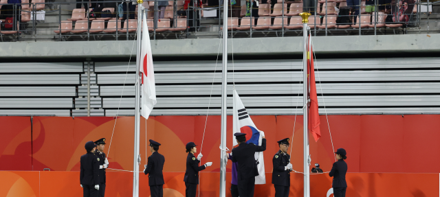 금 따고도 태극기가 제일 아래…日 이긴 韓축구 시상식 사고
