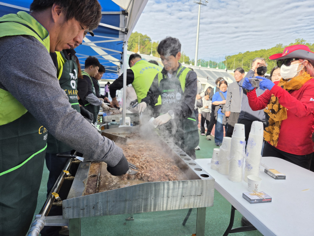 [2026안동마라톤대회] 가을 물들인 1만5천 은빛 질주… '맛과 정' 넘쳐난 안동마라톤