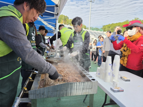 [2026안동마라톤대회] 가을 물들인 1만5천 은빛 질주… '맛과 정' 넘쳐난 안동마라톤