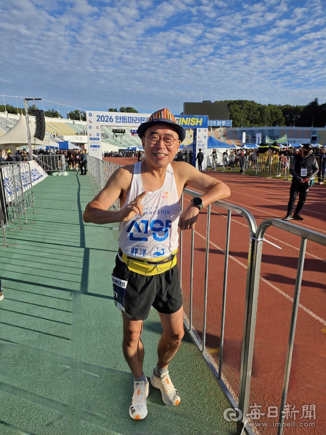 지난해에 이어 올해도 안동마라톤에 참가한 조웅래 선양소주 회장. 4일 오전 안동시민운동장에서 몸을 풀고 있는 조 회장을 만나 기자가 인터뷰를 진행했다. 전종훈 기자