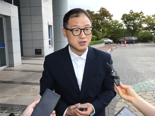 해외 성매매 의혹 및 공직선거법 위반 혐의 등으로 경찰 수사를 받는 김상욱 울산시장이 4일 울산경찰청에 출석하며 취재진 질문에 답하고 있다. 연합뉴스