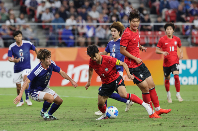 한국의 엄지성이 3일 일본 아이치현 도요타 스타디움에서 열린 2026 아이치·나고야 아시안게임 남자 축ㄱ 일본과의 결승 도중 슛을 시도하고 있다. 연합뉴스