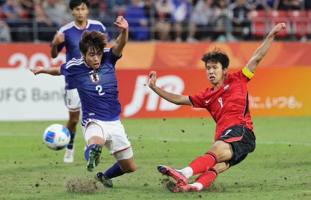 한국의 엄지성이 3일 일본 아이치현 도요타 스타디움에서 열린 2026 아이치·나고야 아시안게임 남자 축구 일본과의 결승 도중 골을 터뜨리고 있다. 연합뉴스