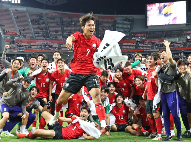 한국의 엄지성(7번)과 동료들이 3일 일본 아이치현 도요타 스타디움에서 열린 2026 아이치·나고야 아시안게임 남자 축구 일본과의 결승에서 승리,금메달을 따낸 뒤 기념 사진을 찍으며 기뻐하고 있다. 연합뉴스