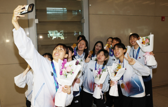 한국 여자 농구대표팀 선수들이 지난달 27일 2026 아이치·나고야 아시안게임 금메달을 목에 건 채 인천국제공항으로 입국한 직후, 기념 사진을 찍고 있다. 연합뉴스