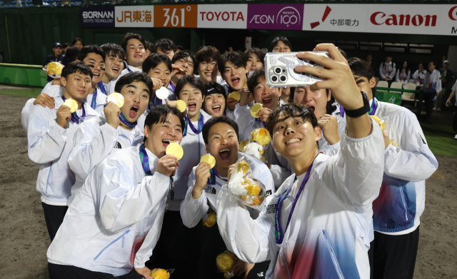 한국 야구대표팀 선수들이 27일 일본 아이치현 도요하시 시민구장에서 열린 2026 아이치·나고야 아시안게임 야구 결승 일본과의 경기를 승리로 이끌며 금메달을 차지한 뒤 기념 사진을 찍고 있다. 연합뉴스