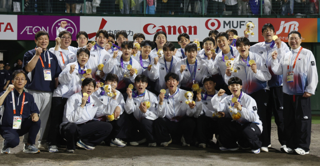 한국 야구대표팀 선수들이 지난달 27일 일본 아이치현 도요하시 시민구장에서 열린 2026 아이치·나고야 아시안게임 야구 결승을 승리로 이끌며 금메달을 차지한 뒤 기념 사진을 찍고 있다. 연합뉴스