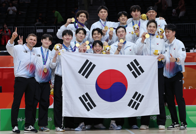 한국 남자 농구대표팀이 20일 일본 나고야 아이치 인터내셔널 아레나에서 열린 2026 아이치·나고야 아시안게임 남자 농구 시상식 직후 금메달을 목에 건 채 기념 사진을 찍고 있다. 연합뉴스