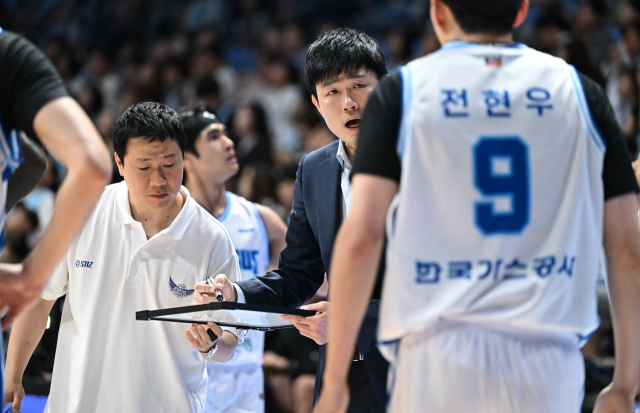 프로농구 대구 한국가스공사 페가수스의 강혁 감독이 선수들에게 지시하고 있다. KBL 제공