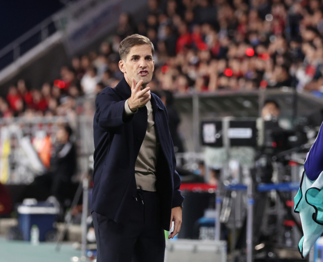한국 축구대표팀의 로베르토 모레노 감독이 2일 울산 문수축구경기장에서 열린 베네수엘라와의 평가전 도중 교체를 위해 선수를 부르고 있다. 연합뉴스