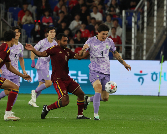 한국의 김민재가 2일 울산 문수축구경기장에서 열린 베네수엘라와의 축구대표팀 평가전 도중 패스할 곳이 마땅치 않자 수비 진영에서부터 직접 공을 몰아 나오고 있다. 연합뉴스