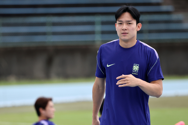 지난 9월 13일 나고야 도요타스포츠센터에서 열린 남자 축구 국가대표팀 훈련에서 양민혁 선수가 그라운드를 걷고 있다. 연합뉴스