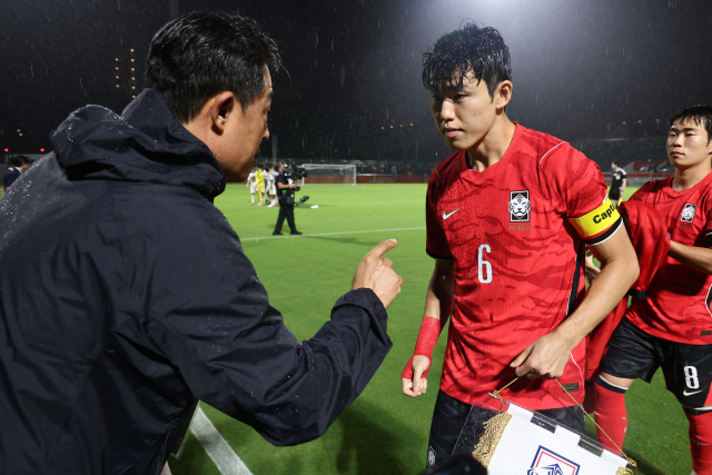 지난 9월 15일 일본 나고야 미즈호 공원 럭비경기장에서 열린 2026 아이치·나고야 아시안게임 남자 축구 D조 1차전 대한민국 대 카타르의 경기. 한국 이민성 감독이 이기혁 선수에게 작전 지시를 하고 있다. 연합뉴스