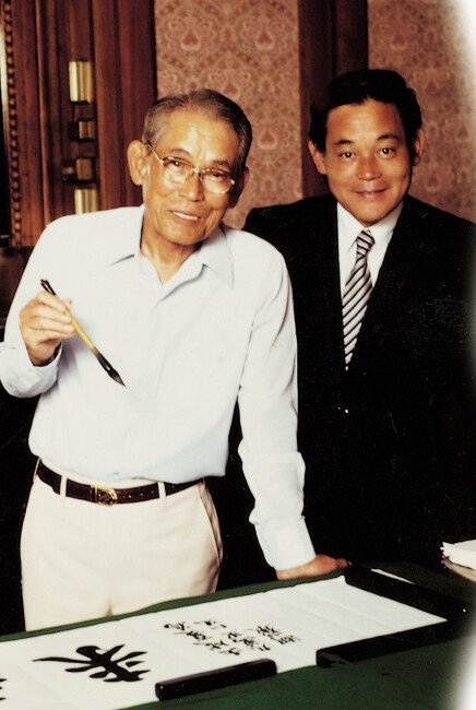 이병철 회장과 이건희 회장. 이병철 회장은 자신의 모든 것을 쏟아부어 반도체 사업을 시작했으나 생전에 단 한 번도 호황을 누리지 못했다. 이병철 회장 사망 1년 후 반도체 대호황이 시작되었다.