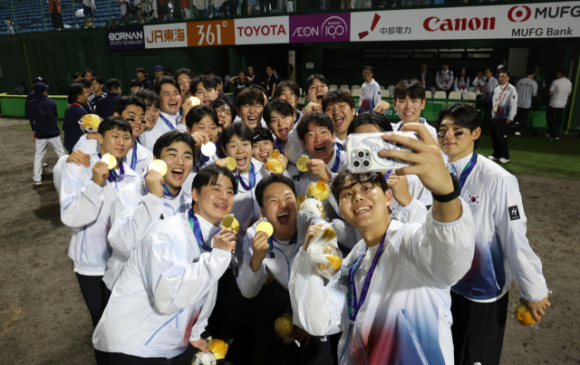 지난 9월 27일 일본 아이치현 도요하시 시민구장에서 열린 2026 아이치·나고야 아시안게임 야구 결승에서 금메달을 차지한 대한민국 대표선수들이 기념촬영을 하고 있다. 연합뉴스