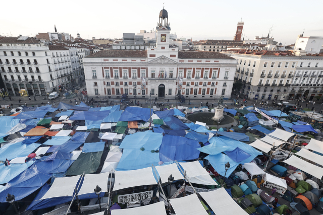 지난달 29일(현지시간) 스페인 마드리드의 푸르타 델 솔(Puerta del Sol) 광장에 주거권 보장을 요구하는 시위대의 텐트촌이 들어서 있는 모습. EPA 연합뉴스