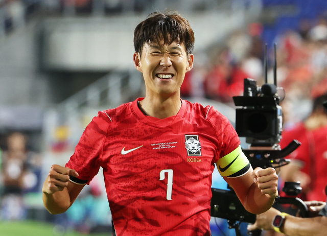 지난 9월 24일 경기도 수원월드컵경기장에서 열린 축구 국가대표팀 평가전 대한민국과 에콰도르의 경기. 한국 두 번째 골을 넣은 손흥민이 기뻐하고 있다. 연합뉴스