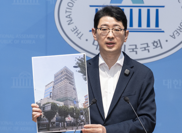 국민의힘 주진우 의원이 4일 국회 소통관에서 가진 기자회견에서 영화 