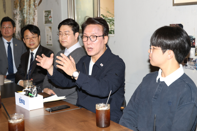 더불어민주당 김민석 대표가 3일 부산 부산진구 전포동의 한 카페에서 열린 청년 간담회에서 발언하고 있다. 김 대표는 지역 청년들의 애로사항을 청취하고 취업과 창업 등을 지원하기 위한 방안에 대해 의견을 나눴다. 이 자리에는 박홍배 부산시당위원장과 권기흥 부산시당 청년위원장 등도 참석했다. 연합뉴스