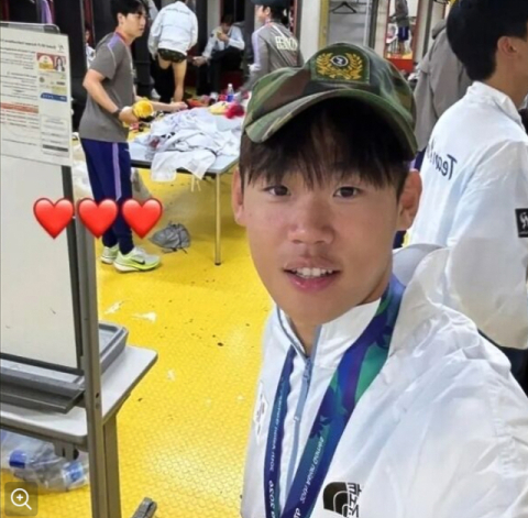 [포토뉴스] 금메달 목에 걸고 '전역모' 인증샷