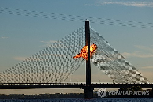 러시아 드론 공격을 받은 우크라이나 수도 키이우의 드니프로강 교량에서 2일(현지시간) 연기가 피어오르고 있다. 연합뉴스