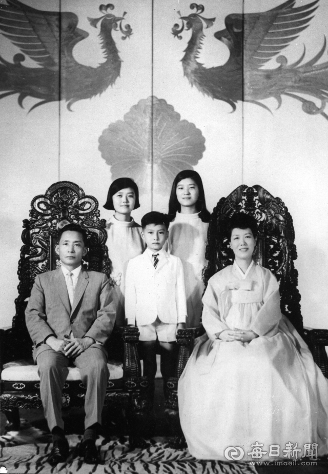 1960년대 박정희 대통령의 가족사진. 왼쪽부터 박정희 대통령, 박근영 양, 박지만 군, 박근혜 양, 육영수 여사. 매일신문DB