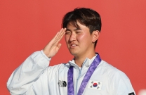 '면제가 아니라 특례'…김제덕의 조금 어설프고 수줍었던 거수경례 [시사뒷담]