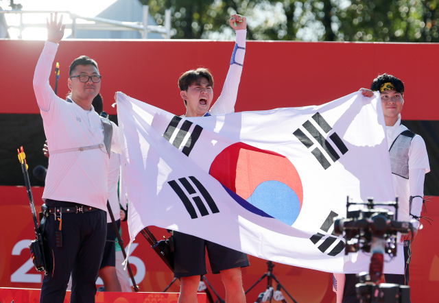지난 10월 2일 일본 아이치현 오카자키 중앙종합공원 다목적광장에서 열린 2026 아이치·나고야 아시안게임 양궁 리커브 남자 단체 대한민국과 인도의 결승에서 금메달을 차지한 한국 김우진, 이우석, 김제덕이 기뻐하고 있다. 연합뉴스