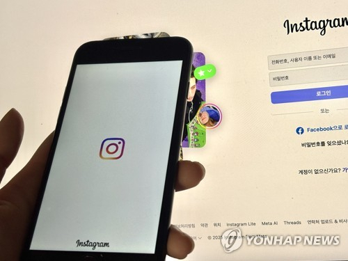 SNS에 일상 공유할수록 외로움 더 느껴…60세 이상 특히 뚜렷