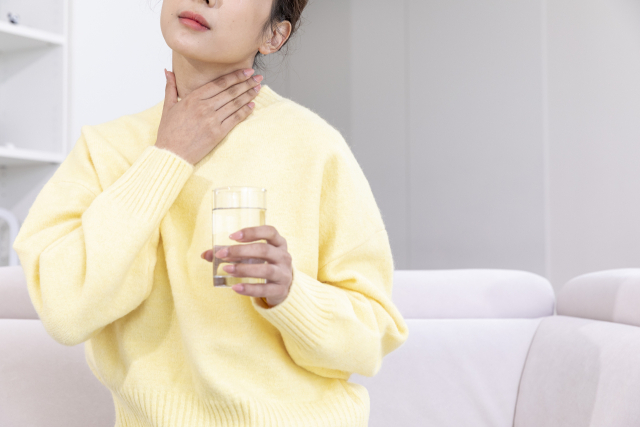 목 통증 및 환절기 인후염 증상 관련 자료사진. 클립아트코리아 제공