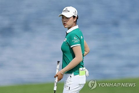 윤이나, 17번홀 티샷 해저드에 LPGA 첫 우승 날아가…롯데 챔피언십 준우승