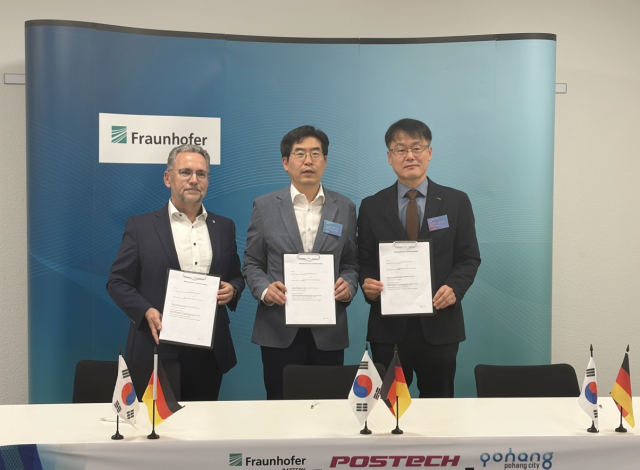 지난 2일 포항시와 포스텍(POSTECH)이 유럽 최대 응용연구기관인 독일 프라운호퍼와 배터리 기술 분야 국제공동연구 협력을 위한 양해각서를 체결하고 있다. 포항시 제공.