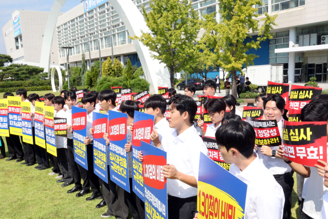 14일 오전 전남광주통합특별시청 광주청사 앞에서 국립목포대학교 학생들이 국립의대 신설 후보 대학 선정 심사의 철회를 촉구하고 있다. 목포대 총학생회는 지난달 30일 순천대가 국립의대 후보 대학으로 선정되자 심사 결과 철회와 재검토를 요구하고 있다. 연합뉴스