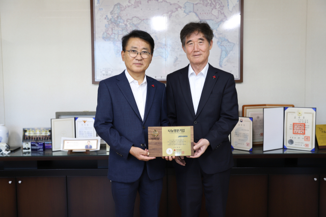 이명수(왼쪽) ㈜진양오일씰 대표이사와 신홍식 대구사회복지공동모금회 회장이 나눔명문기업 인증패를 들고 기념촬영을 하고 있다. 대구사회복지공동모금회 제공