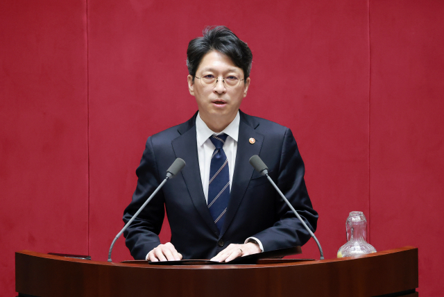 홍지선 국토교통부 장관이 1일 국회에서 열린 정기국회 제10차 본회의에서 인사말하고 있다. 연합뉴스