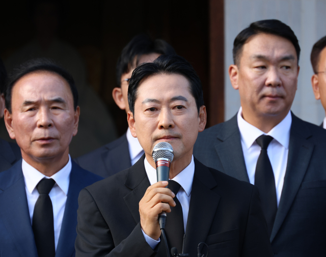장동혁 대표가 5일 박정희 전 대통령의 배우자인 고 육영수 여사의 충북 옥천 생가를 방문해 역사 왜곡 논란을 빚고 있는 영화 암사자(들) 규탄 기자회견을 하고 있다. 연합뉴스