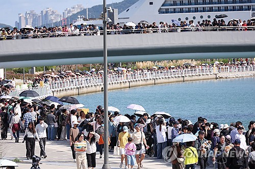 4일 부산 동구 북항 친수공원 인공수로에서 상어 