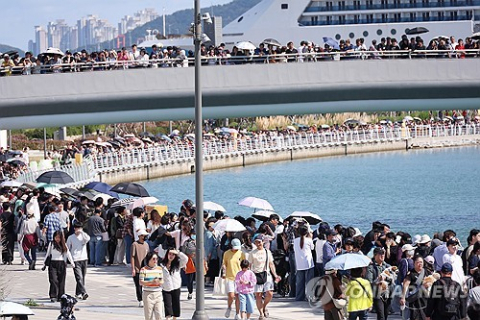 부산 북항 상어 '부캉이' 누적 관람객 101만명…개천절 연휴도 인산인해
