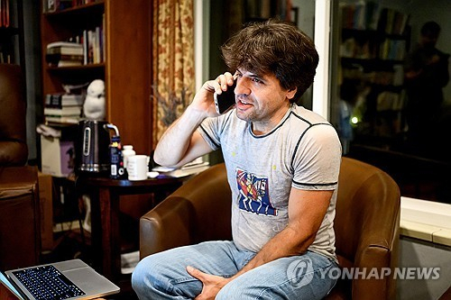 2026년 10월 5일 노벨 생리의학상 공동수상자로 선정된 칼 다이서로스 미국 스탠퍼드대 교수가 캘리포니아주 스탠퍼드 자택에서 AP통신 기자와 이야기하고 있다. 연합뉴스
