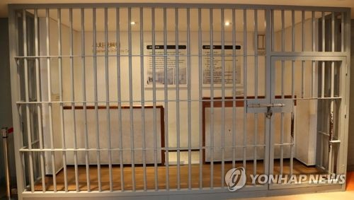 인천 서부경찰서 유치장에서 특수강도 혐의 40대 피의자가 극단적 시도를 한 사건이 발생한 가운데 경찰서 유치장 내부를 보여주는 자료사진. 연합뉴스