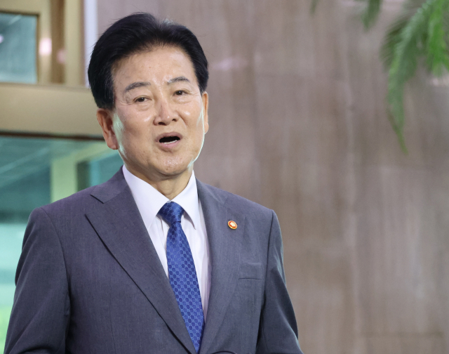 정동영 통일부 장관이 2일 서울 종로구 정부서울청사로 출근하며 기자들의 질문에 답하고 있다. 연합뉴스