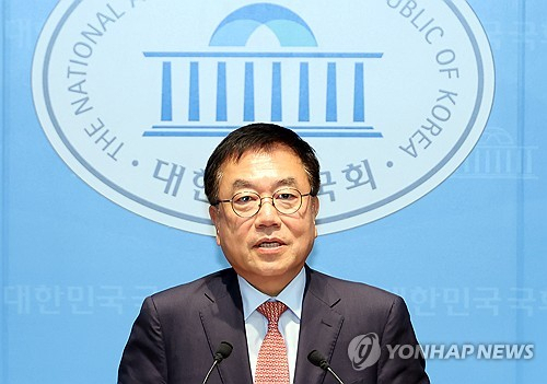 전국 4년제 대학 졸업생의 절반 이상이 90점 이상 성적으로 졸업한 것으로 나타난 가운데 한 대학교 캠퍼스에서 학생들이 이동하고 있다. 연합뉴스