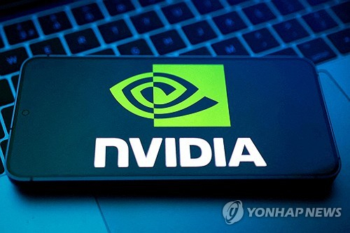 엔비디아 로고가 새겨진 간판 앞에서 행인들이 지나가고 있다. 연합뉴스