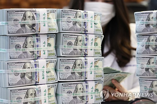 한국은행이 6일 발표한 9월 말 기준 외환보유액 추이 자료를 살펴보고 있다. 연합뉴스