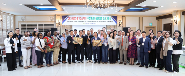 영주시의회와 오찬간담회를 마친 주한외교사절단들이 기념 사진을 촬영했다. 영주시의회 제공