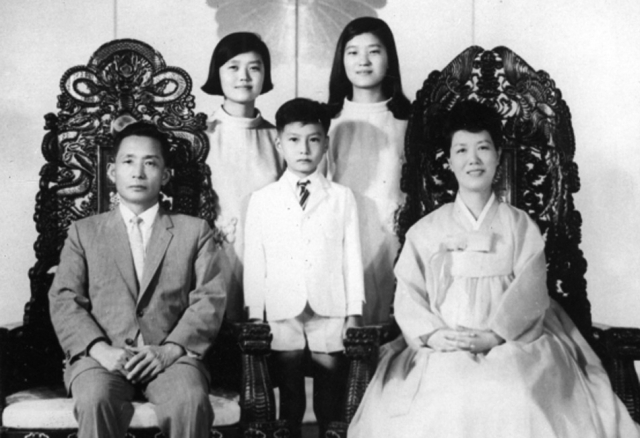 '박정희 친필 편지' 직접 꺼내든 박근혜…