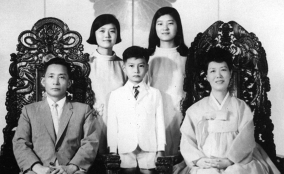 암살자(들) 논란에…박근혜 '박정희 친필편지' 직접 꺼냈다