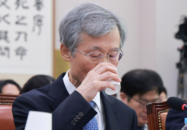 조희대 대법원장이 6일 국회 법제사법위원회에서 열린 대법원 등에 대한 국정감사에서 물을 마시고 있다. 연합뉴스