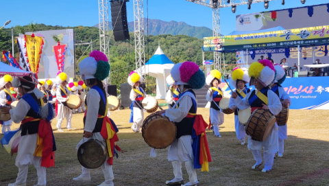 덩실덩실, 풍물에 들썩인 인삼축제장…영주 읍면동 풍물단 '신명 한판'