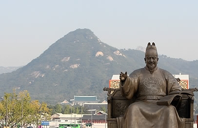 청와대와 광화문 세종대왕 동상. 연합뉴스